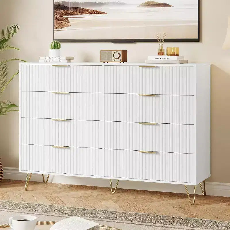Commode moderne en bois à 8 tiroirs cannelés de 55" avec poignées métalliques - Organisateur de rangement polyvalent et meuble TV pour chambre et salon.