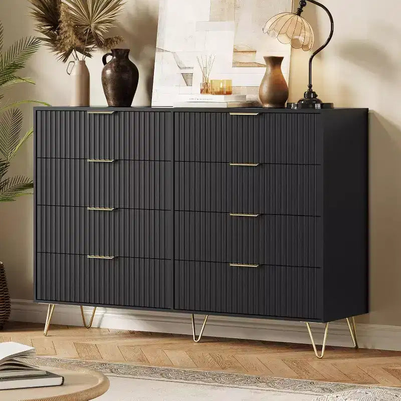 Commode moderne en bois à 8 tiroirs cannelés de 55" avec poignées métalliques - Organisateur de rangement polyvalent et meuble TV pour chambre et salon.