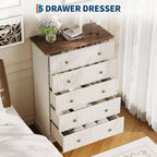 Commode haute 5 tiroirs cannelée avec poignées métalliques, rangement en bois peu encombrant pour appartement et chambre d'amis