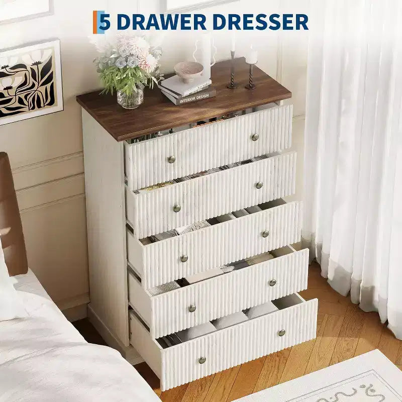 Commode haute 5 tiroirs cannelée avec poignées métalliques, rangement en bois peu encombrant pour appartement et chambre d'amis