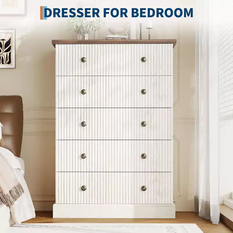 Commode haute 5 tiroirs cannelée avec poignées métalliques, rangement en bois peu encombrant pour appartement et chambre d'amis