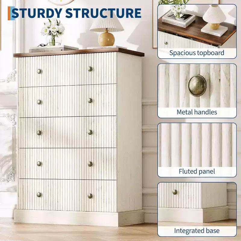 Commode haute 5 tiroirs cannelée avec poignées métalliques, rangement en bois peu encombrant pour appartement et chambre d'amis