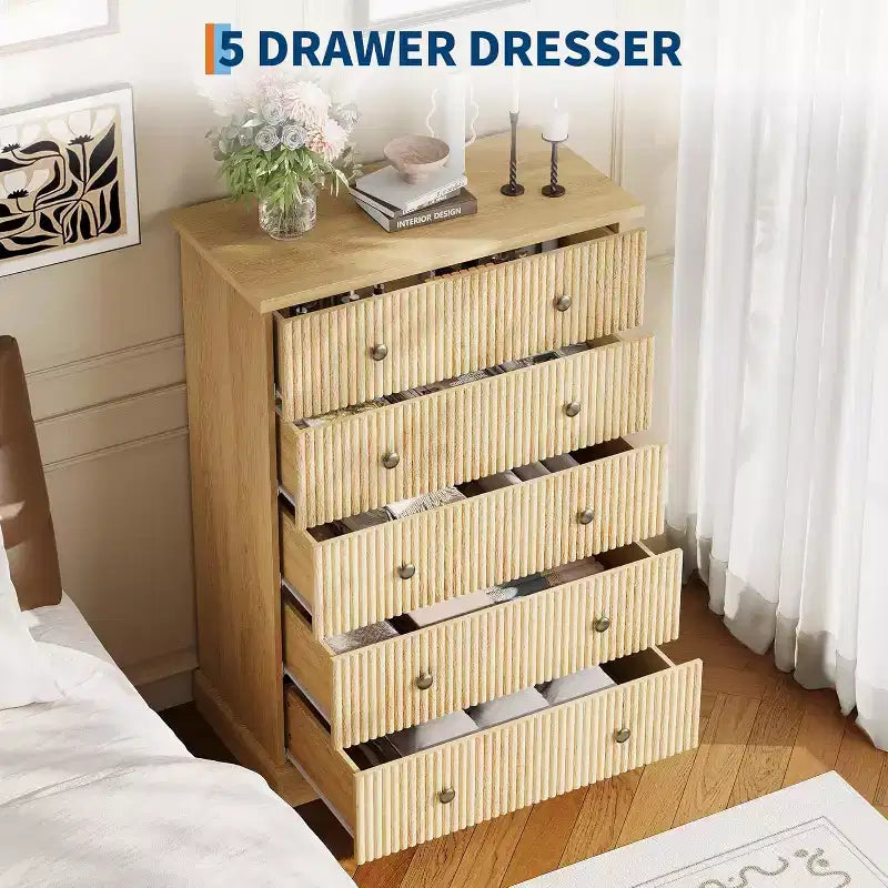 Commode haute 5 tiroirs cannelée avec poignées métalliques, rangement en bois peu encombrant pour appartement et chambre d'amis