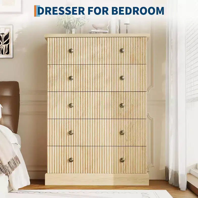 Commode haute 5 tiroirs cannelée avec poignées métalliques, rangement en bois peu encombrant pour appartement et chambre d'amis