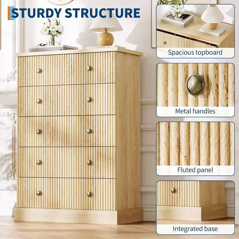 Commode haute 5 tiroirs cannelée avec poignées métalliques, rangement en bois peu encombrant pour appartement et chambre d'amis