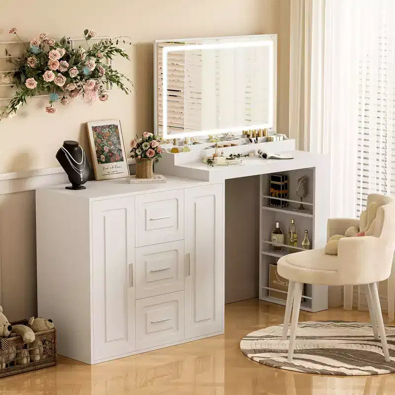 La coiffeuse comprend un miroir avec lumière, 3 tiroirs, 2 armoires et des étagères de rangement. Un tabouret n'est pas inclus. Blanche