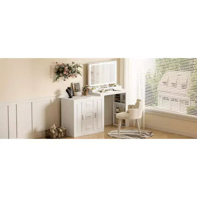 La coiffeuse comprend un miroir avec lumière, 3 tiroirs, 2 armoires et des étagères de rangement. Un tabouret n'est pas inclus. Blanche
