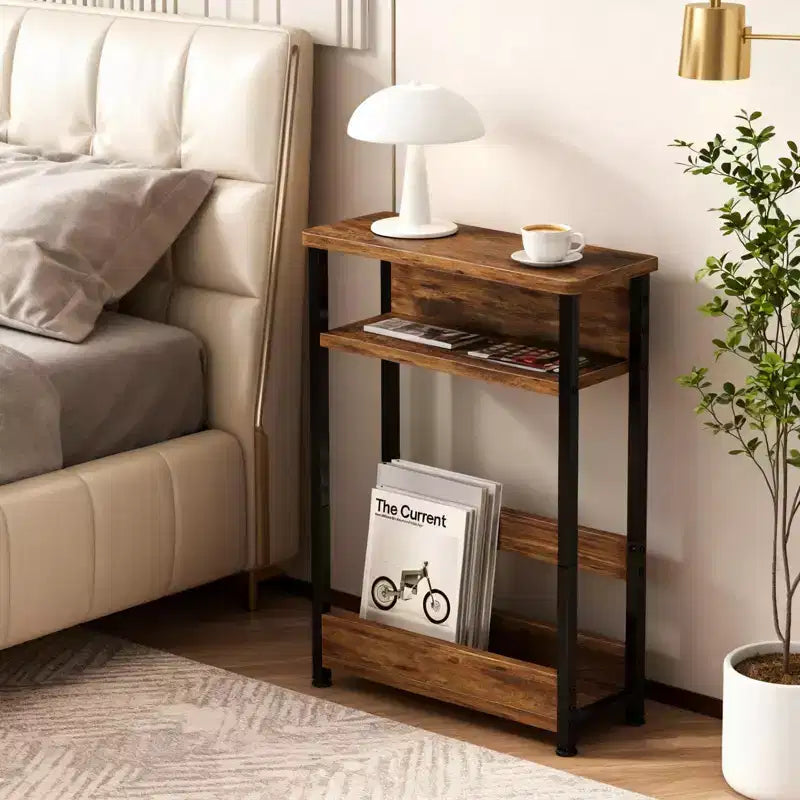 Table d'appoint industrielle étroite à 3 niveaux – Table de bout peu encombrante avec étagères de rangement et porte-revues pour salon ou chambre à coucher