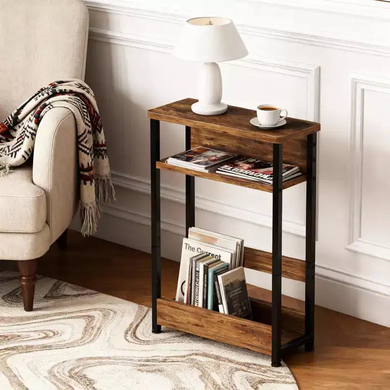 Table d'appoint industrielle étroite à 3 niveaux – Table de bout peu encombrante avec étagères de rangement et porte-revues pour salon ou chambre à coucher