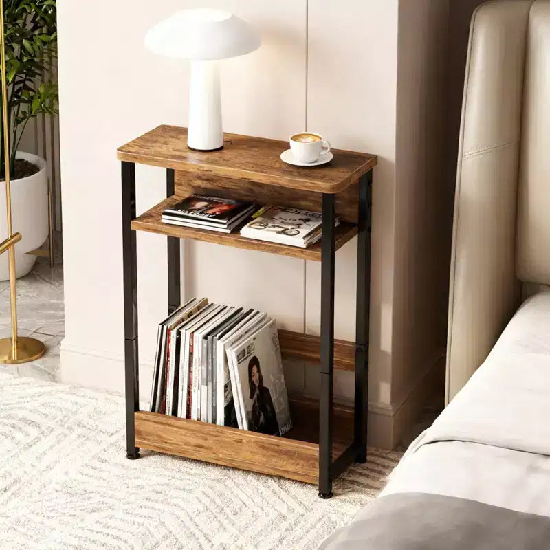 Table d'appoint industrielle étroite à 3 niveaux – Table de bout peu encombrante avec étagères de rangement et porte-revues pour salon ou chambre à coucher
