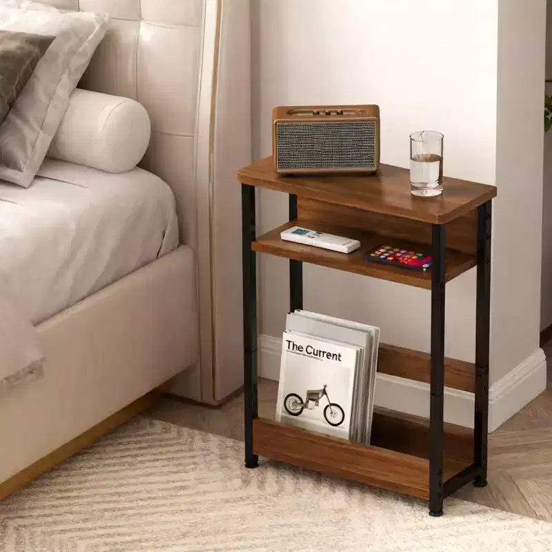 Table d'appoint industrielle étroite à 3 niveaux – Table de bout peu encombrante avec étagères de rangement et porte-revues pour salon ou chambre à coucher
