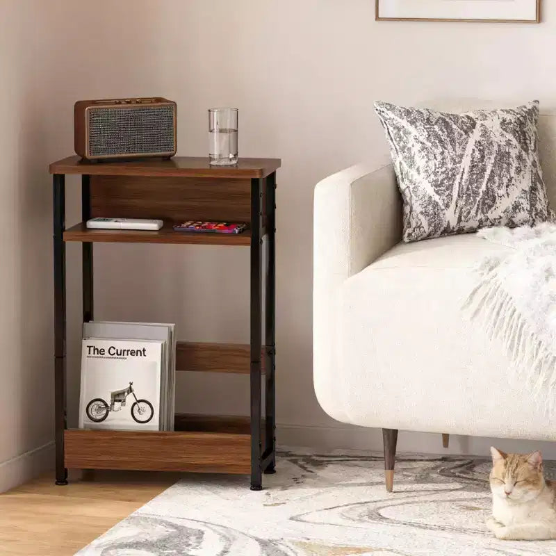 Table d'appoint industrielle étroite à 3 niveaux – Table de bout peu encombrante avec étagères de rangement et porte-revues pour salon ou chambre à coucher
