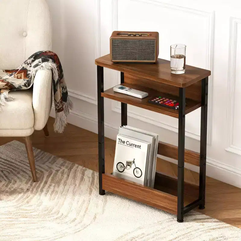 Table d'appoint industrielle étroite à 3 niveaux – Table de bout peu encombrante avec étagères de rangement et porte-revues pour salon ou chambre à coucher