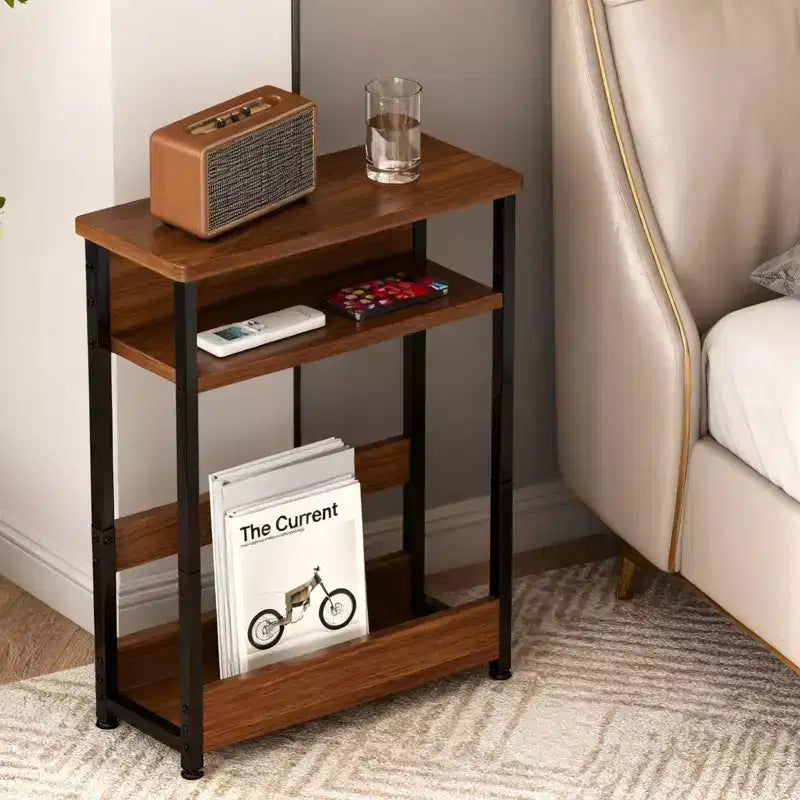 Table d'appoint industrielle étroite à 3 niveaux – Table de bout peu encombrante avec étagères de rangement et porte-revues pour salon ou chambre à coucher