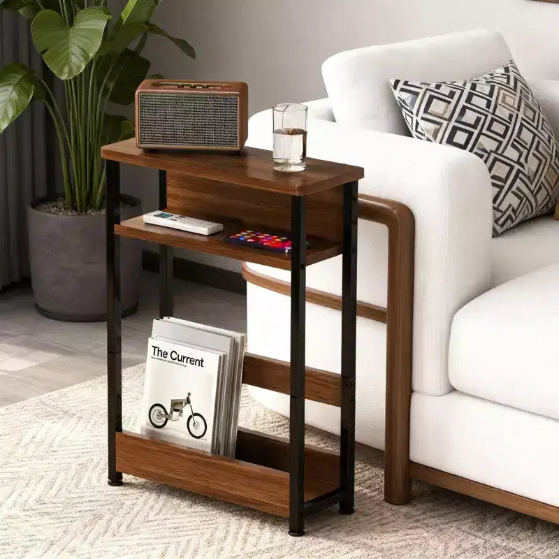 Table d'appoint industrielle étroite à 3 niveaux – Table de bout peu encombrante avec étagères de rangement et porte-revues pour salon ou chambre à coucher