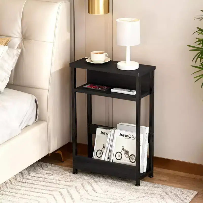 Table d'appoint industrielle étroite à 3 niveaux – Table de bout peu encombrante avec étagères de rangement et porte-revues pour salon ou chambre à coucher