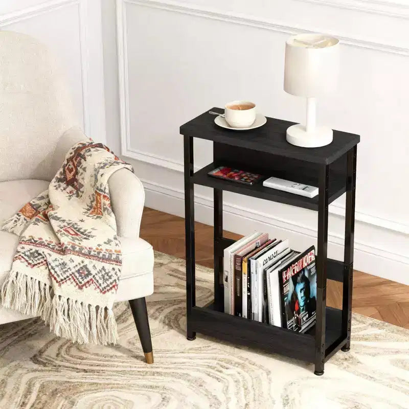 Table d'appoint industrielle étroite à 3 niveaux – Table de bout peu encombrante avec étagères de rangement et porte-revues pour salon ou chambre à coucher