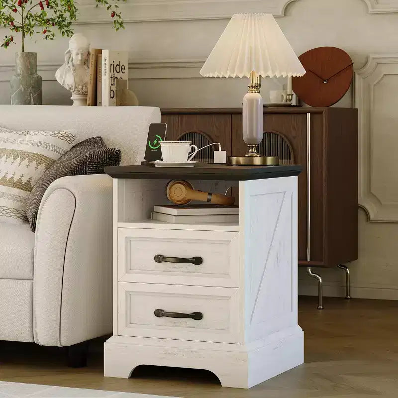 Table de chevet rustique Acekool Farmhouse avec station de charge, Table de chevet moderne en bois avec 2 tiroirs et étagère ouverte, Table d'appoint blanche