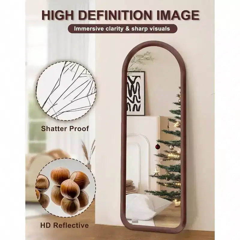 Miroir arqué pleine longueur avec cadre en peluche marron foncé. Autonome, idéal pour être posé ou accroché comme décoration douce
