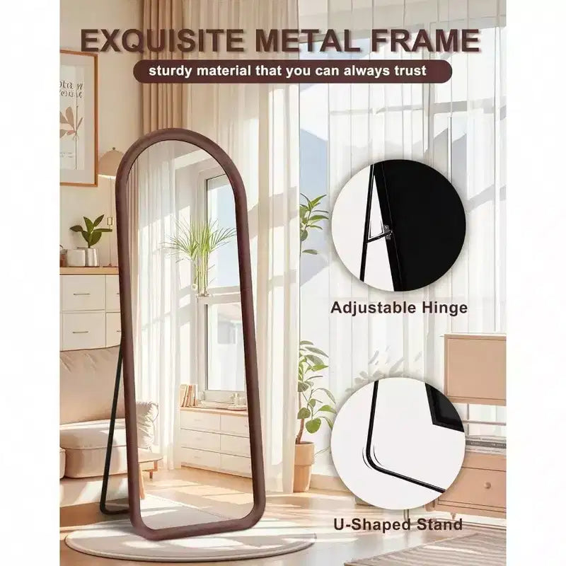 Miroir arqué pleine longueur avec cadre en peluche marron foncé. Autonome, idéal pour être posé ou accroché comme décoration douce