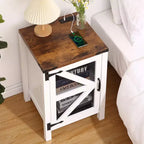 Table de chevet de ferme avec station de recharge, table d'appoint en bois, table d'appoint avec étagère réglable, armoire de chevet rustique avec porte de grange en maille
