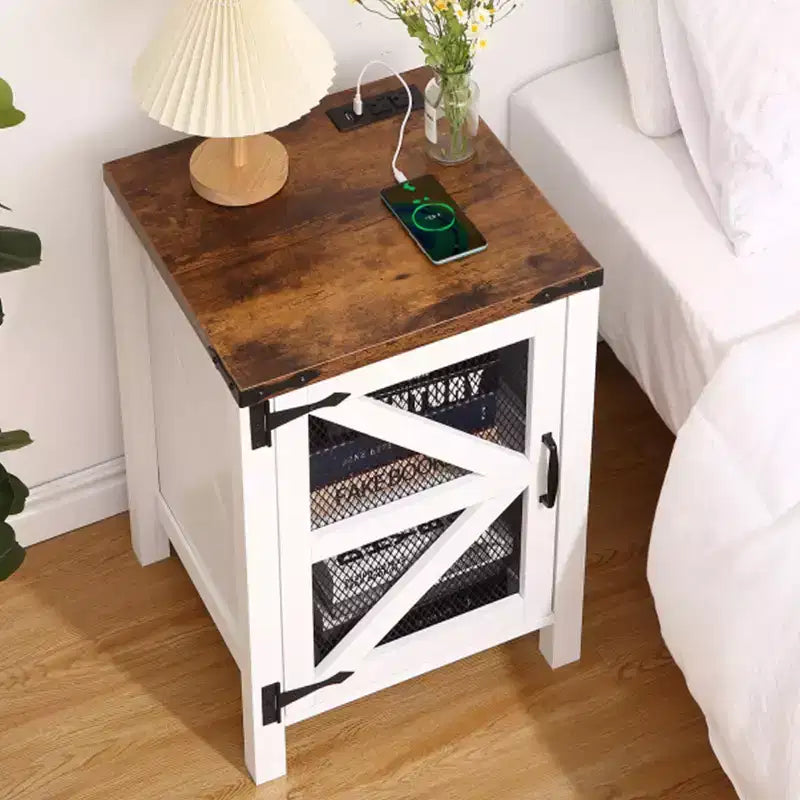 Table de chevet de ferme avec station de recharge, table d'appoint en bois, table d'appoint avec étagère réglable, armoire de chevet rustique avec porte de grange en maille
