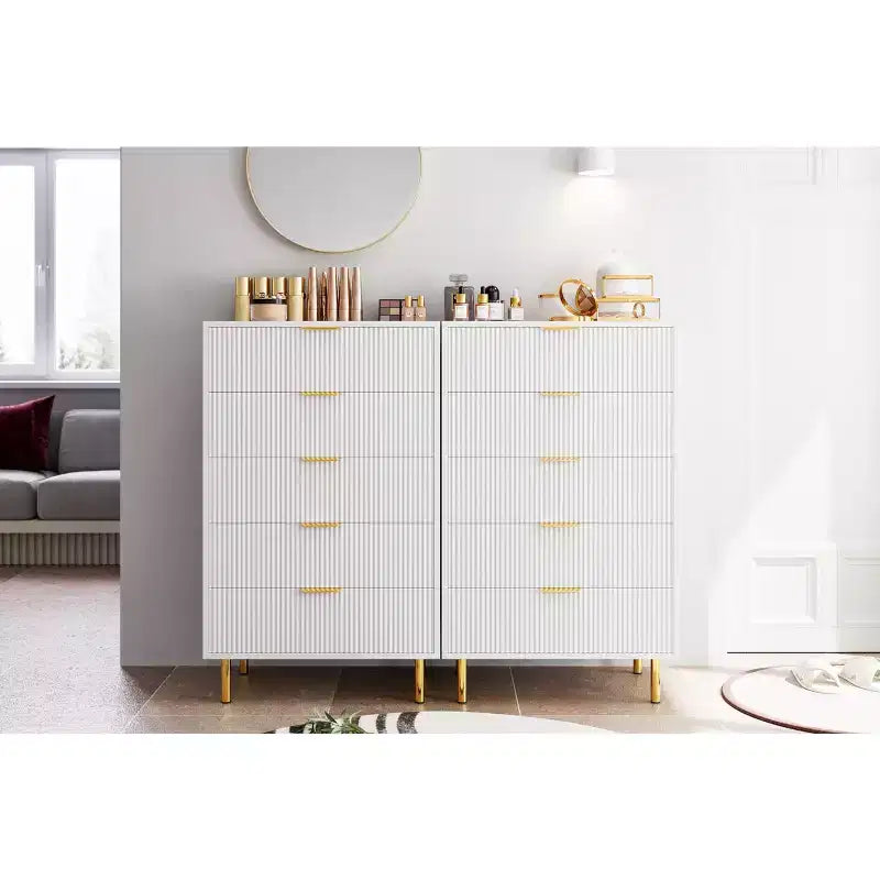 Acekool Commode Blanche à 5 Tiroirs pour Chambre à Coucher, Commode de Rangement Moderne avec Poignées Dorées, Grands Tiroirs, Meuble de Rangement pour Salon, Couloir, Bureau