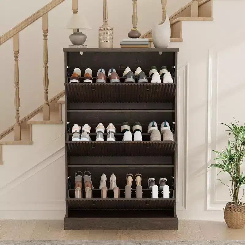 Meuble à chaussures cannelé avec 3 tiroirs basculants, meuble de rangement étroit en bois avec étagères réglables et amovibles, meuble à chaussures fin sur pied.