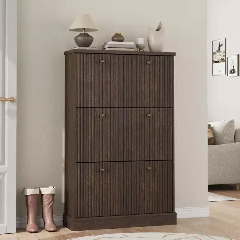 Meuble à chaussures cannelé avec 3 tiroirs basculants, meuble de rangement étroit en bois avec étagères réglables et amovibles, meuble à chaussures fin sur pied.