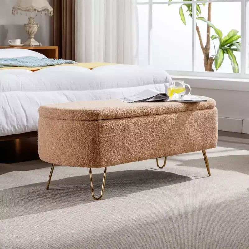 Banc de rangement ottoman moderne Okak avec pieds en métal doré, banc d'entrée en fausse fourrure avec siège rembourré, banc de bout de lit pour salon