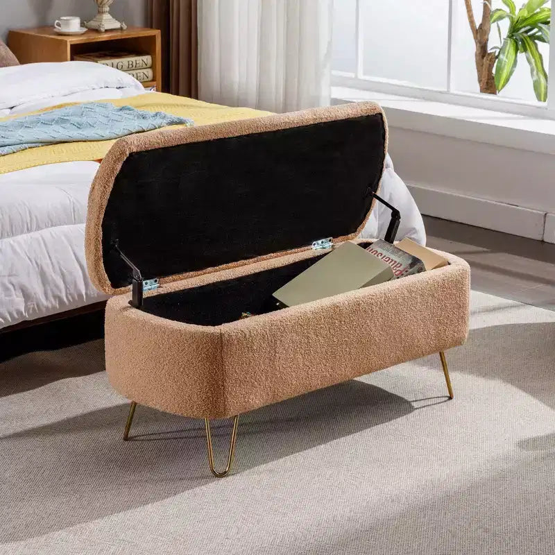 Banc de rangement ottoman moderne Okak avec pieds en métal doré, banc d'entrée en fausse fourrure avec siège rembourré, banc de bout de lit pour salon