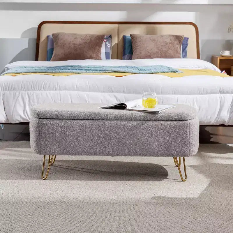 Banc de rangement ottoman moderne Okak avec pieds en métal doré, banc d'entrée en fausse fourrure avec siège rembourré, banc de bout de lit pour salon