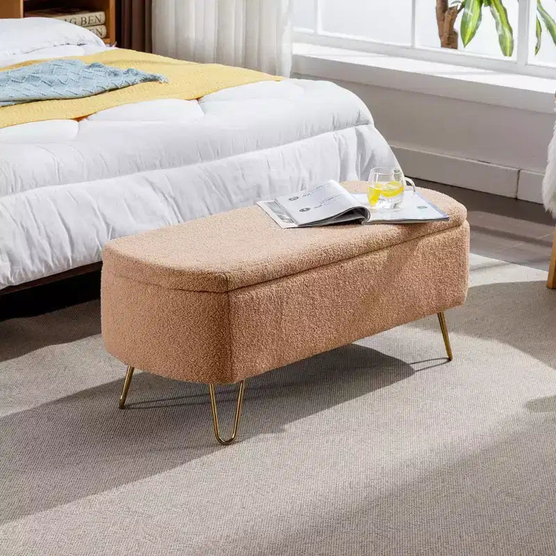 Banc de rangement ottoman moderne Okak avec pieds en métal doré, banc d'entrée en fausse fourrure avec siège rembourré, banc de bout de lit pour salon