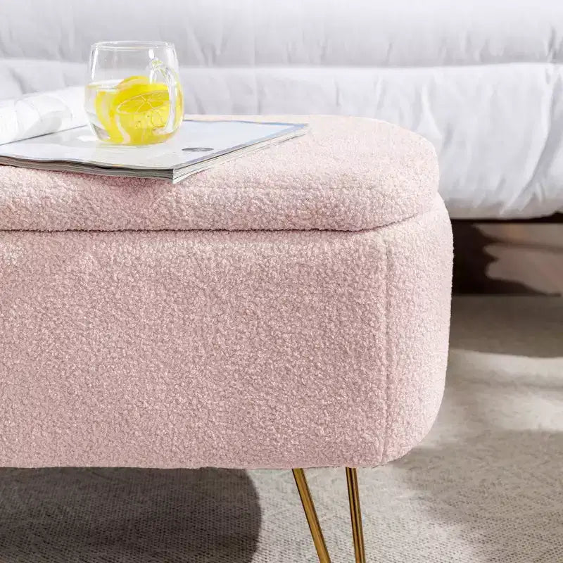 Banc de rangement ottoman moderne Okak avec pieds en métal doré, banc d'entrée en fausse fourrure avec siège rembourré, banc de bout de lit pour salon