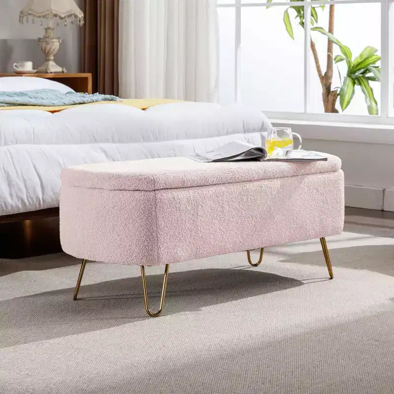 Banc de rangement ottoman moderne Okak avec pieds en métal doré, banc d'entrée en fausse fourrure avec siège rembourré, banc de bout de lit pour salon