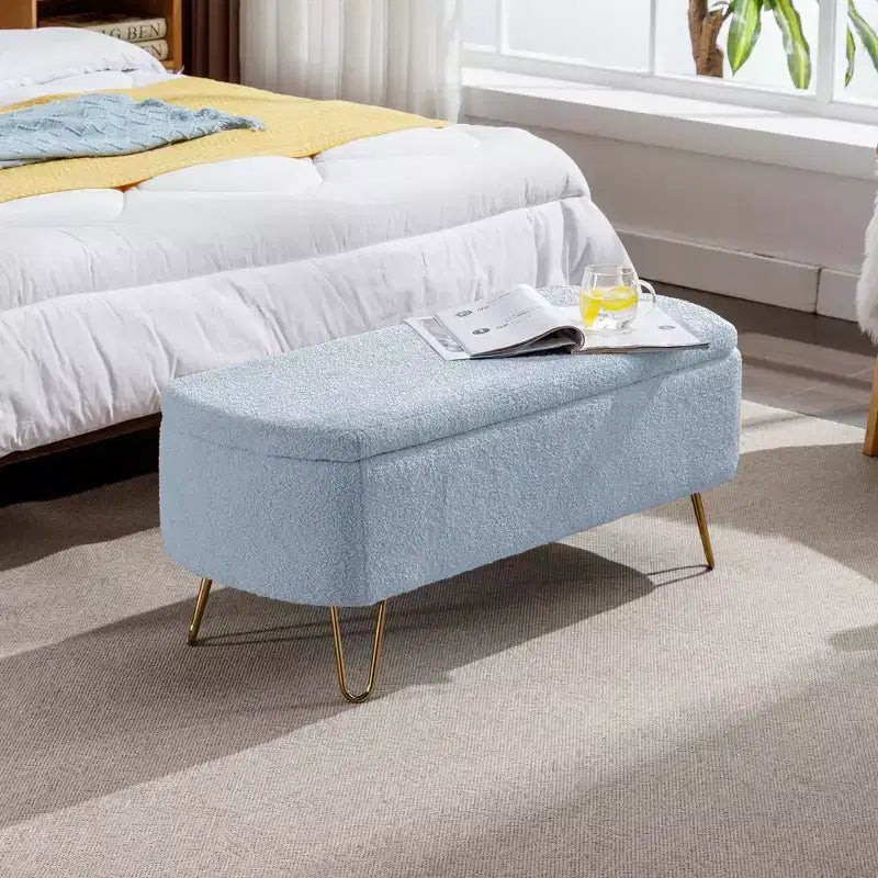 Banc de rangement ottoman moderne Okak avec pieds en métal doré, banc d'entrée en fausse fourrure avec siège rembourré, banc de bout de lit pour salon