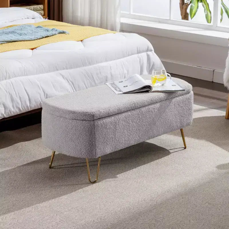 Banc de rangement ottoman moderne Okak avec pieds en métal doré, banc d'entrée en fausse fourrure avec siège rembourré, banc de bout de lit pour salon