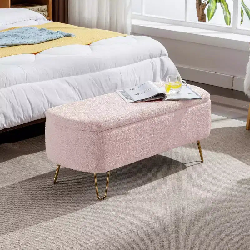 Banc de rangement ottoman moderne Okak avec pieds en métal doré, banc d'entrée en fausse fourrure avec siège rembourré, banc de bout de lit pour salon