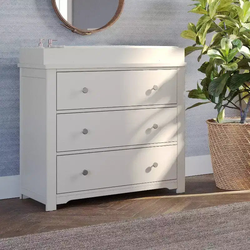 Commode 3 tiroirs Child Craft Harmony avec plateau à langer amovible, grand espace de rangement, kit anti-basculement inclus pour éviter le basculement, finition sécuritaire pour bébé