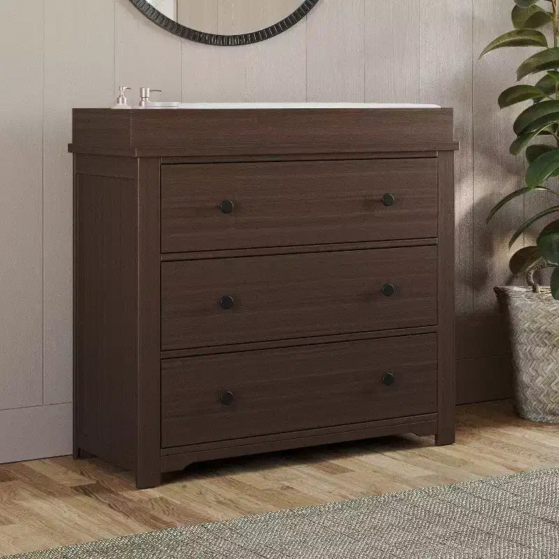 Commode 3 tiroirs Child Craft Harmony avec plateau à langer amovible, grand espace de rangement, kit anti-basculement inclus pour éviter le basculement, finition sécuritaire pour bébé