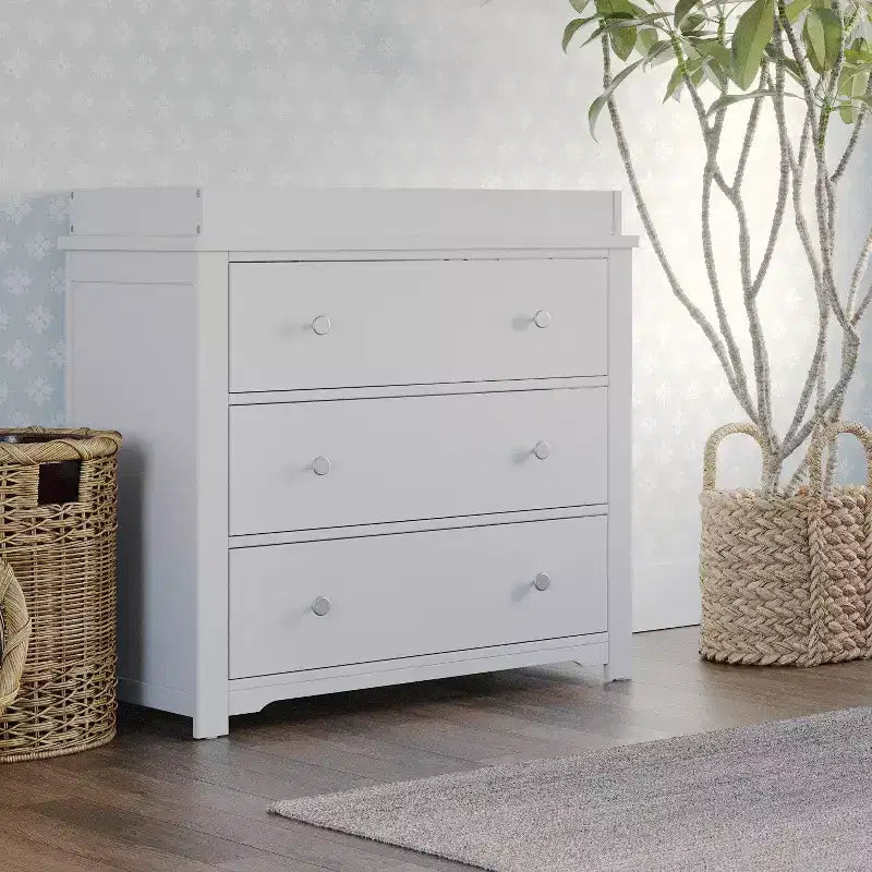Commode 3 tiroirs Child Craft Harmony avec plateau à langer amovible, grand espace de rangement, kit anti-basculement inclus pour éviter le basculement, finition sécuritaire pour bébé