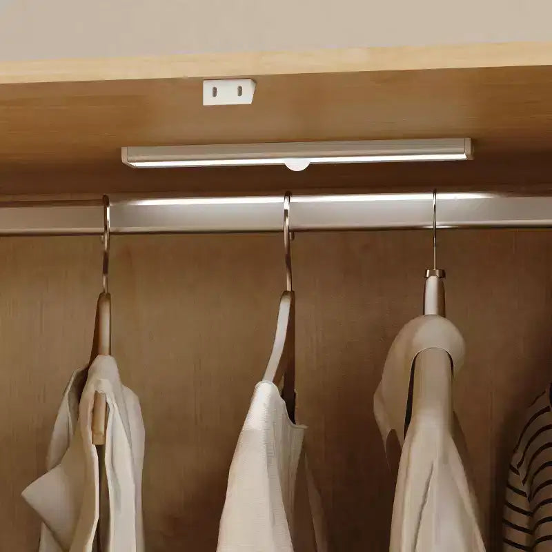 Garde-robe de style rustique Prya GDFStudio avec miroir, éclairage LED, tringle à vêtements, 4 portes et 2 tiroirs
