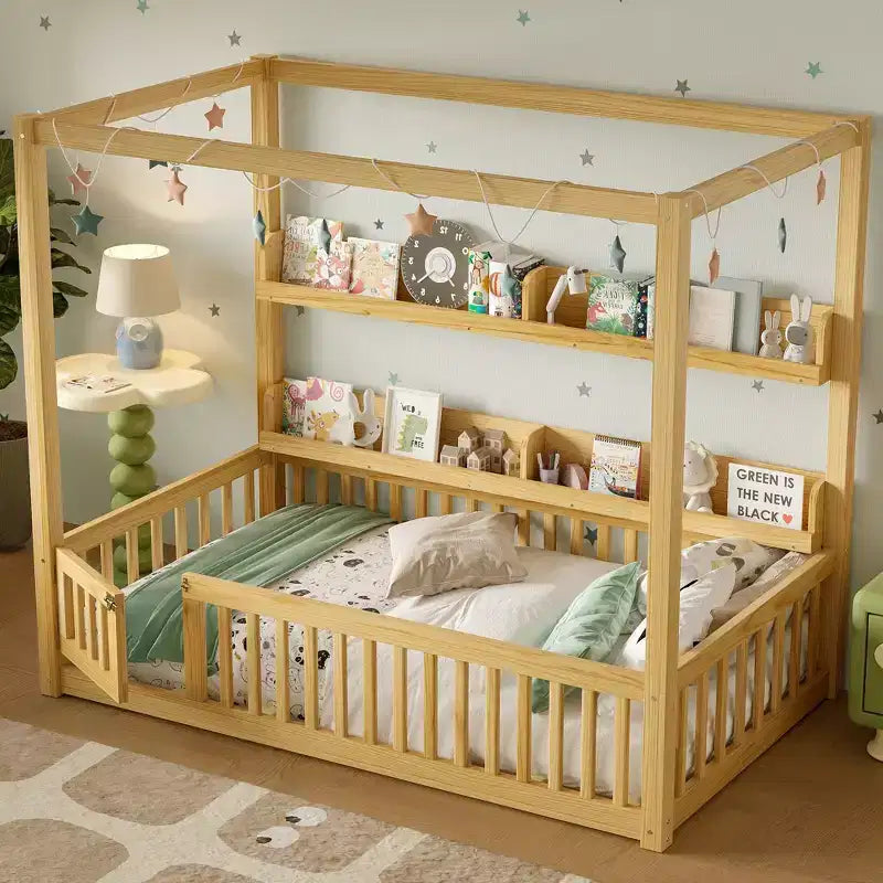 Lit au sol Bellemave avec baldaquin, barrières de sécurité et étagères, cadre de lit au sol en bois massif avec porte et Montessori pour enfants, aucun sommier tapissier requis