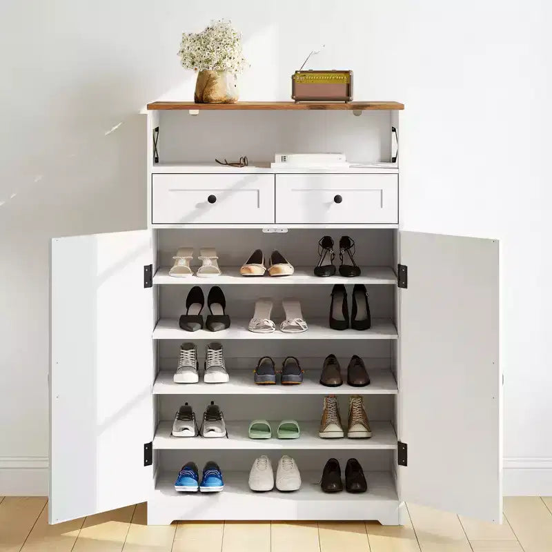 Meuble à chaussures de style ferme moderne, meuble de rangement pour chaussures étroit autoportant avec tiroirs et étagères réglables, adapté au rangement dans l'entrée.