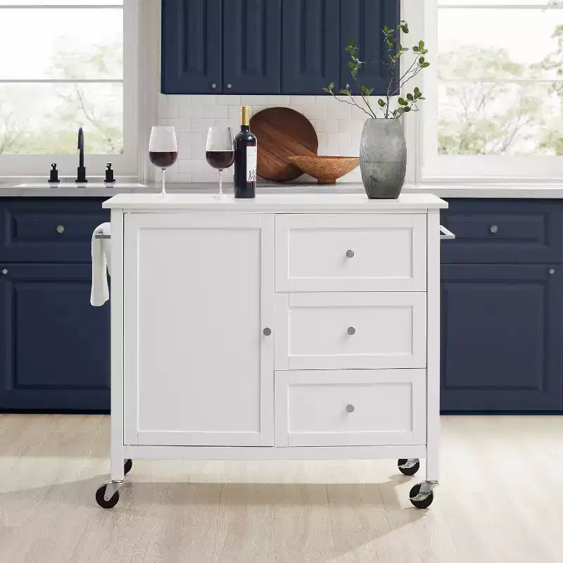 Crosley Soren Îlot de Cuisine/Chariot avec Plateau en Pierre Blanc : Chariot Roulant avec Rangement, 2 Étagères, 3 Tiroirs, Style Traditionnel