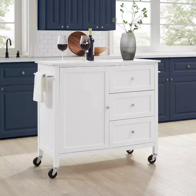 Crosley Soren Îlot de Cuisine/Chariot avec Plateau en Pierre Blanc : Chariot Roulant avec Rangement, 2 Étagères, 3 Tiroirs, Style Traditionnel