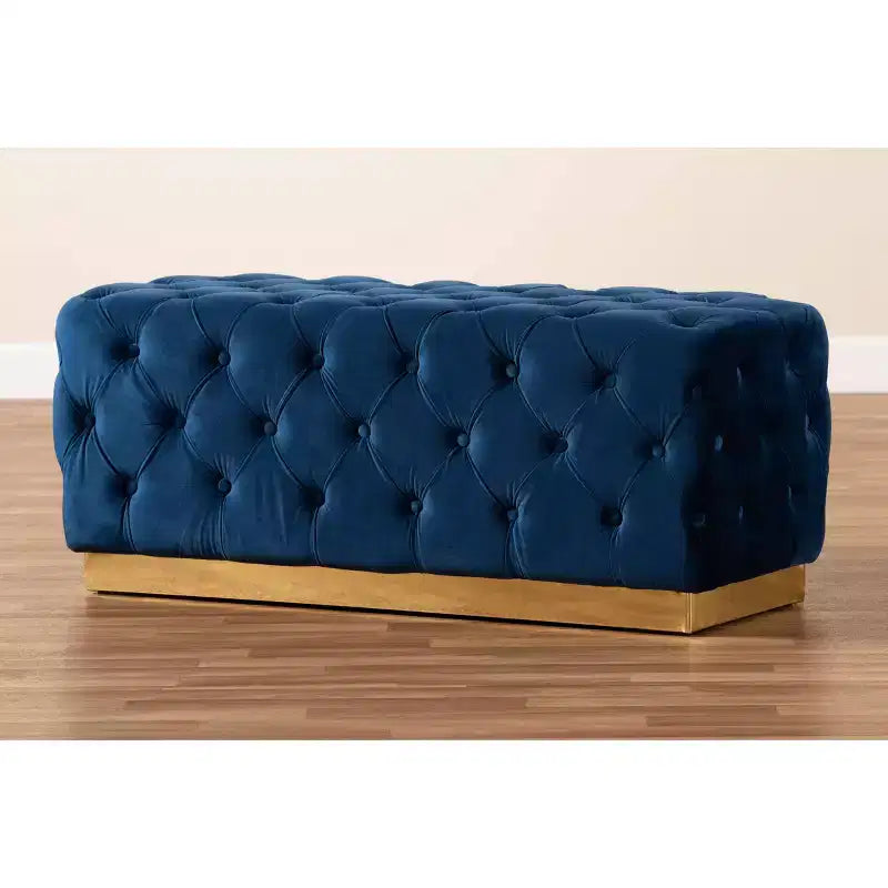 Pouf en velours Corrine et similicuir bleu marine/doré - Baxton Studio : Siège capitonné et rembourré, cadre en bois, décor de luxe