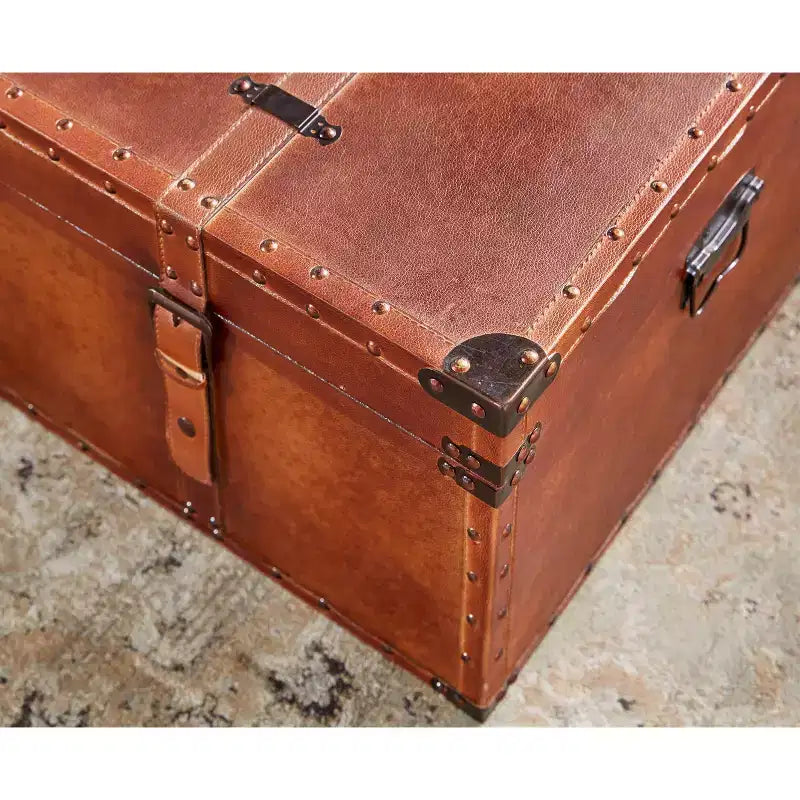 Olivia & May Coffre de table basse rectangulaire en similicuir rustique marron : Solution de rangement d'inspiration vintage, aucun assemblage requis