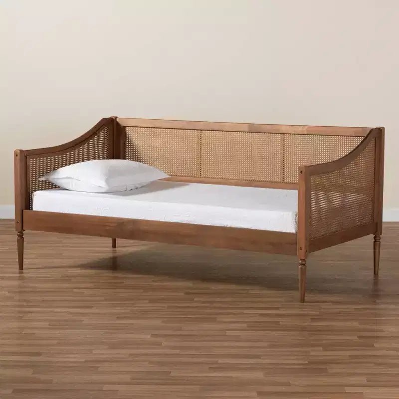 Lit de repos jumeau Ogden en bois et rotin synthétique avec pieds tournés - Milieu de siècle, Pas besoin de sommier tapissier