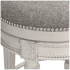 55 Downing Street Tabouret de bar pivotant Oliver Wood Blanc vieilli 24 1/2 po de haut Coussin rond étain traditionnel avec repose-pieds pour îlot de cuisine